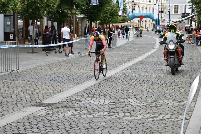 面对严密的 面对严密的